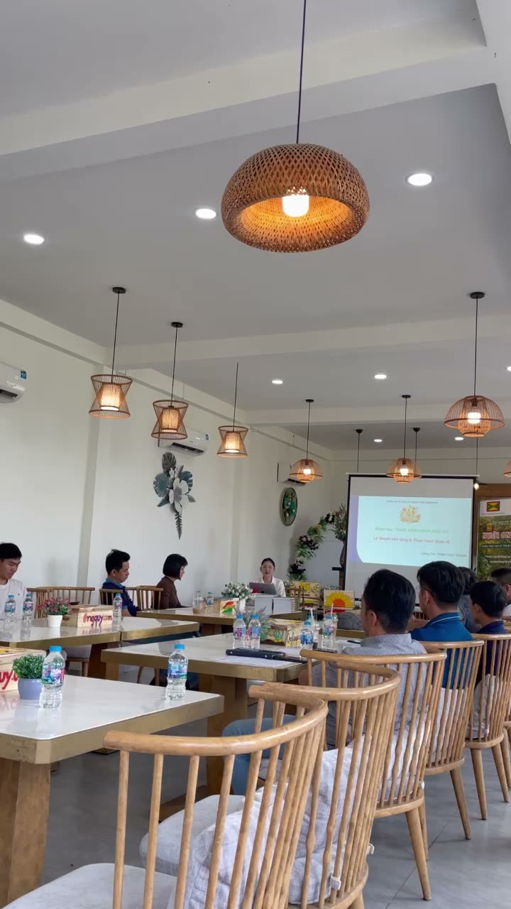 Học viên lớp nuôi ong dú trong buổi sáng lý thuyết