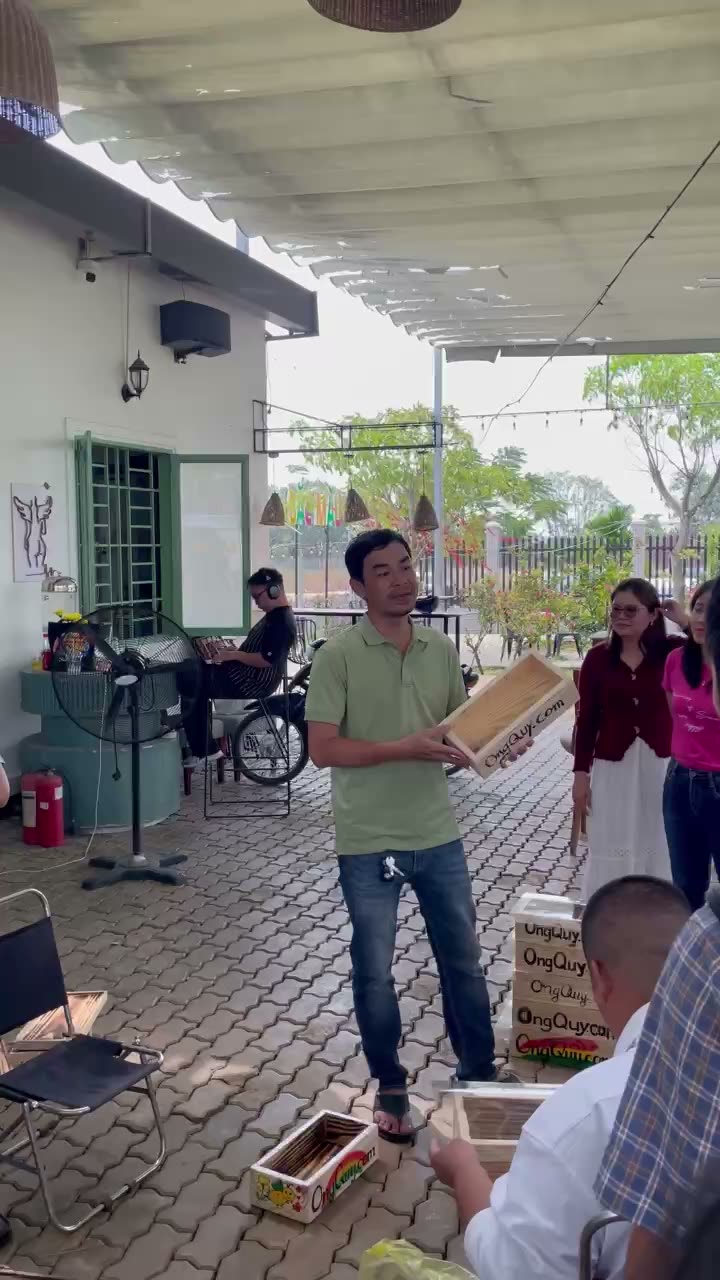 Chuyển thùng ong dú ra vị trí đặt