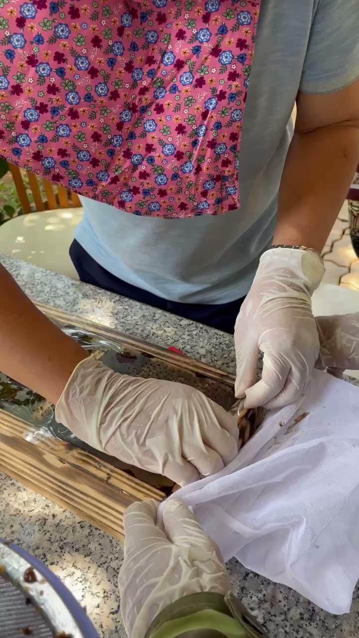 Cả nhóm quan sát một thùng ong dú