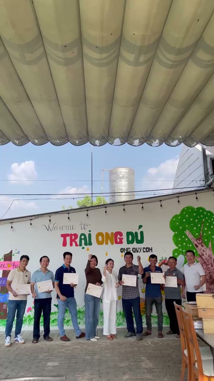Ảnh tập thể kết thúc khoá học nuôi ong dú